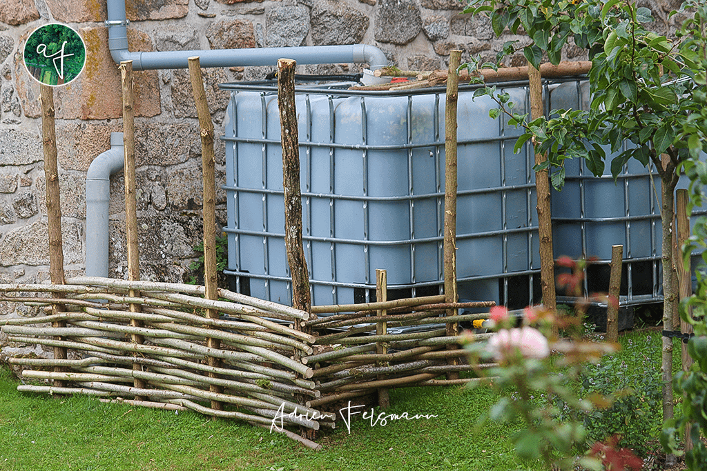Récupération d'eau de pluie au jardin des Chambres du Presbytère