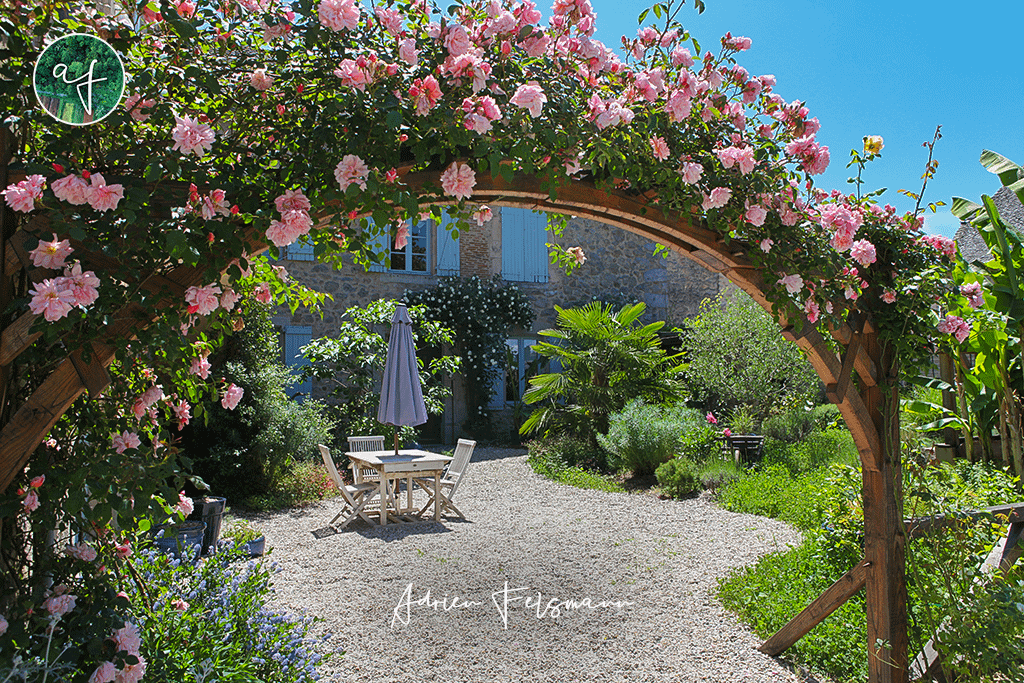 Arche de rosier donnant sur le jardin méditerranéen