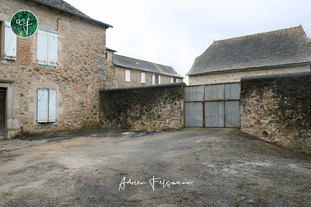 Cour avant les travaux