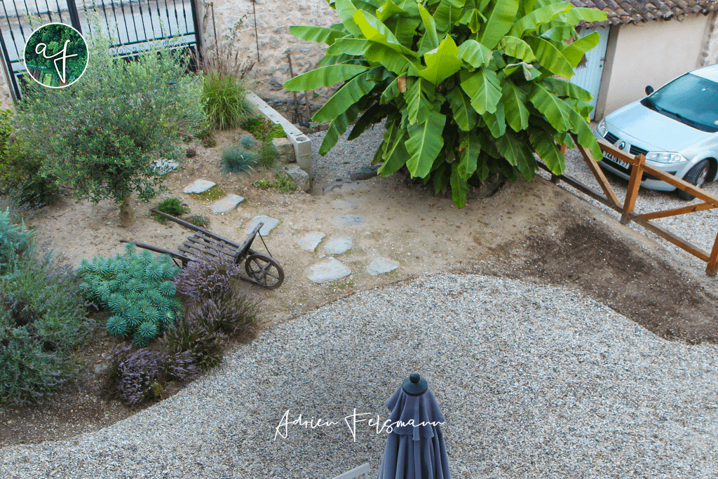 Cour méditerranéenne pendant les travaux