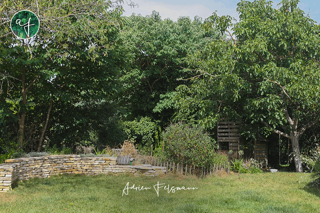 Banc en pierre sèche dans un jardin écologique