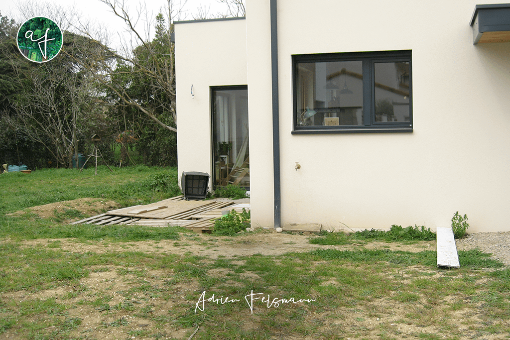 Entrée du jardin avant la conception paysagère