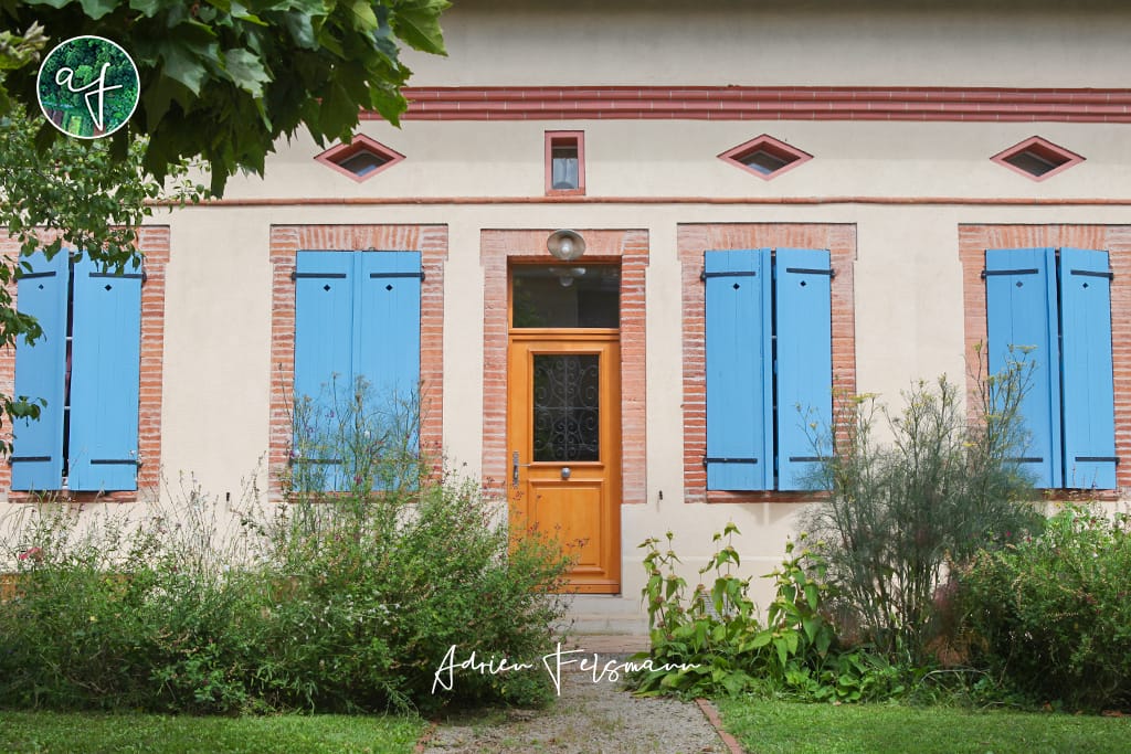Façade de maison toulousaine avec un massif naturaliste