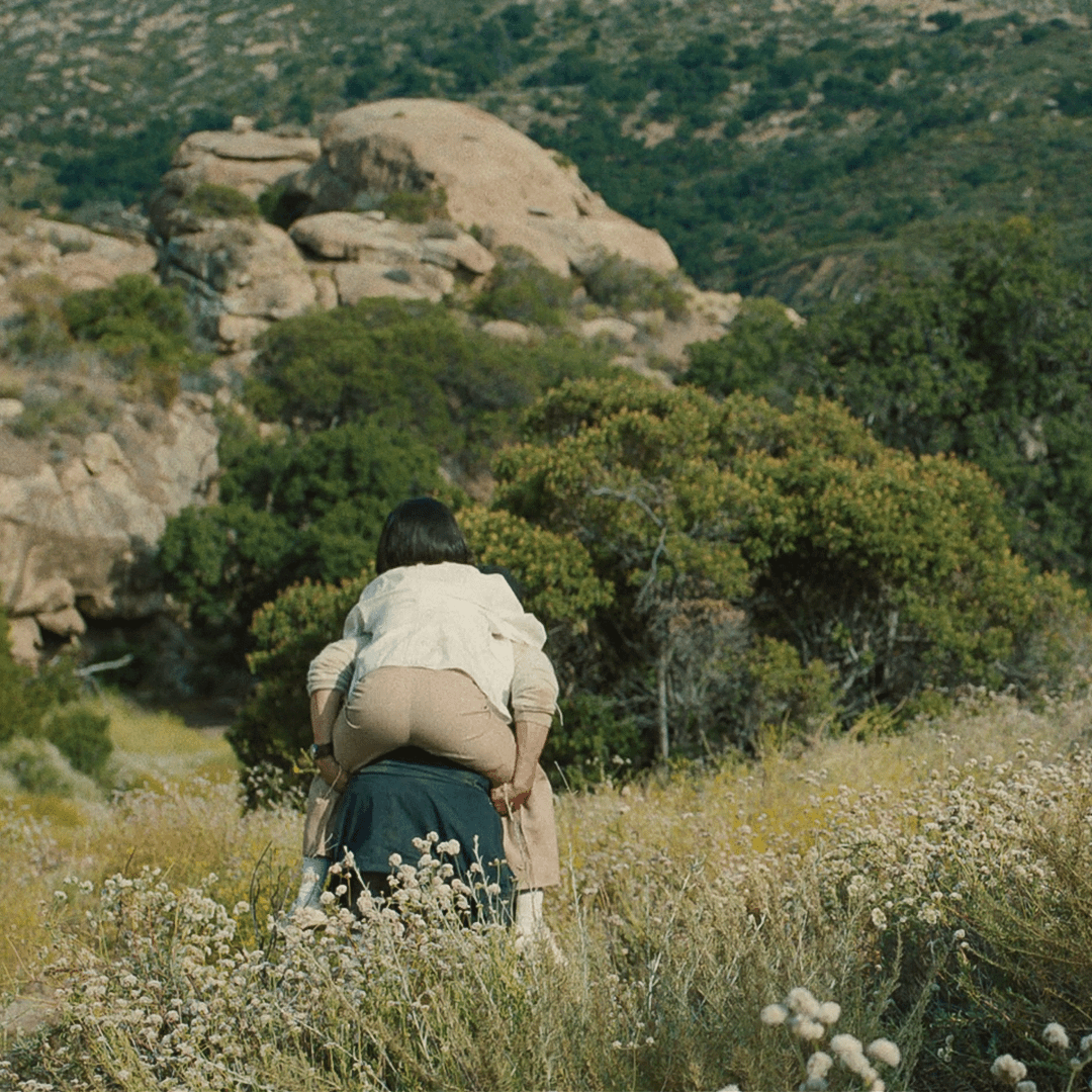 Les personnages de la série Acharnés (Beef) dans une prairie naturelle