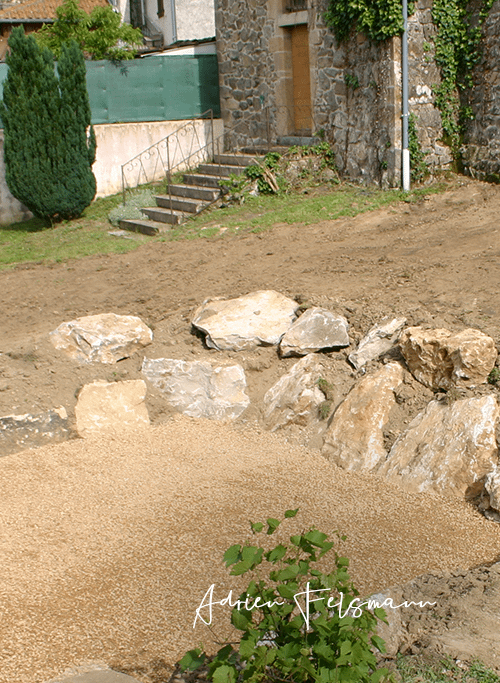 Enrochement du jardin des Chambres du Presbytère avant travaux