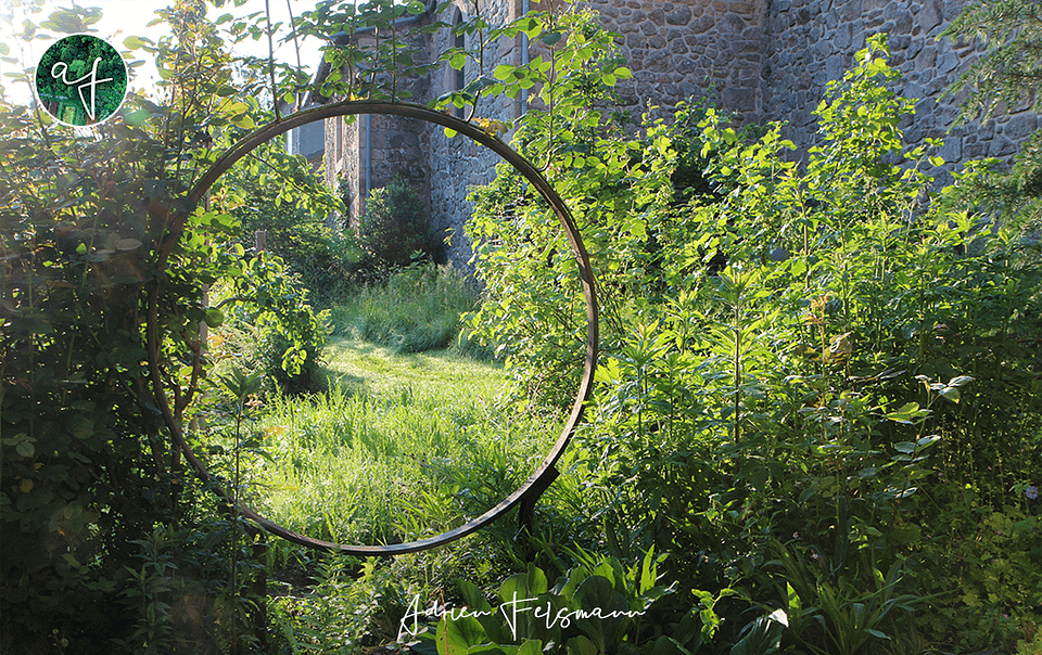 Jardin naturel vu au travers d'un cercle en métal
