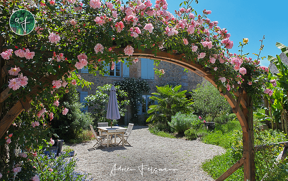 Arche de rosier donnant sur le jardin méditerranéen