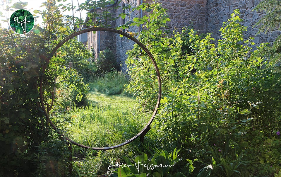 Jardin naturel vu au travers d'un cercle en métal